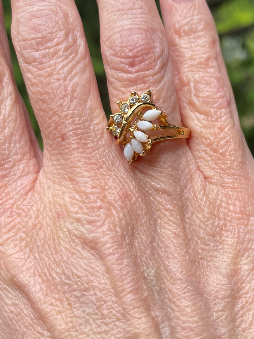 Vintage 1960s Cocktail Ring with Faux Opal & Rhinestones in Gold-tone, size 6.5 - Picture 5 of 10